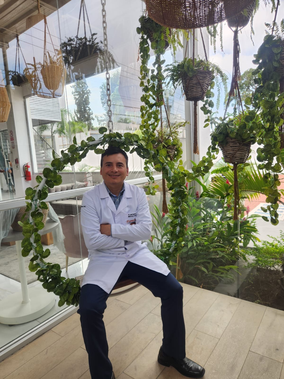 Dr. Lenin Palacios en un entorno clínico con vegetación